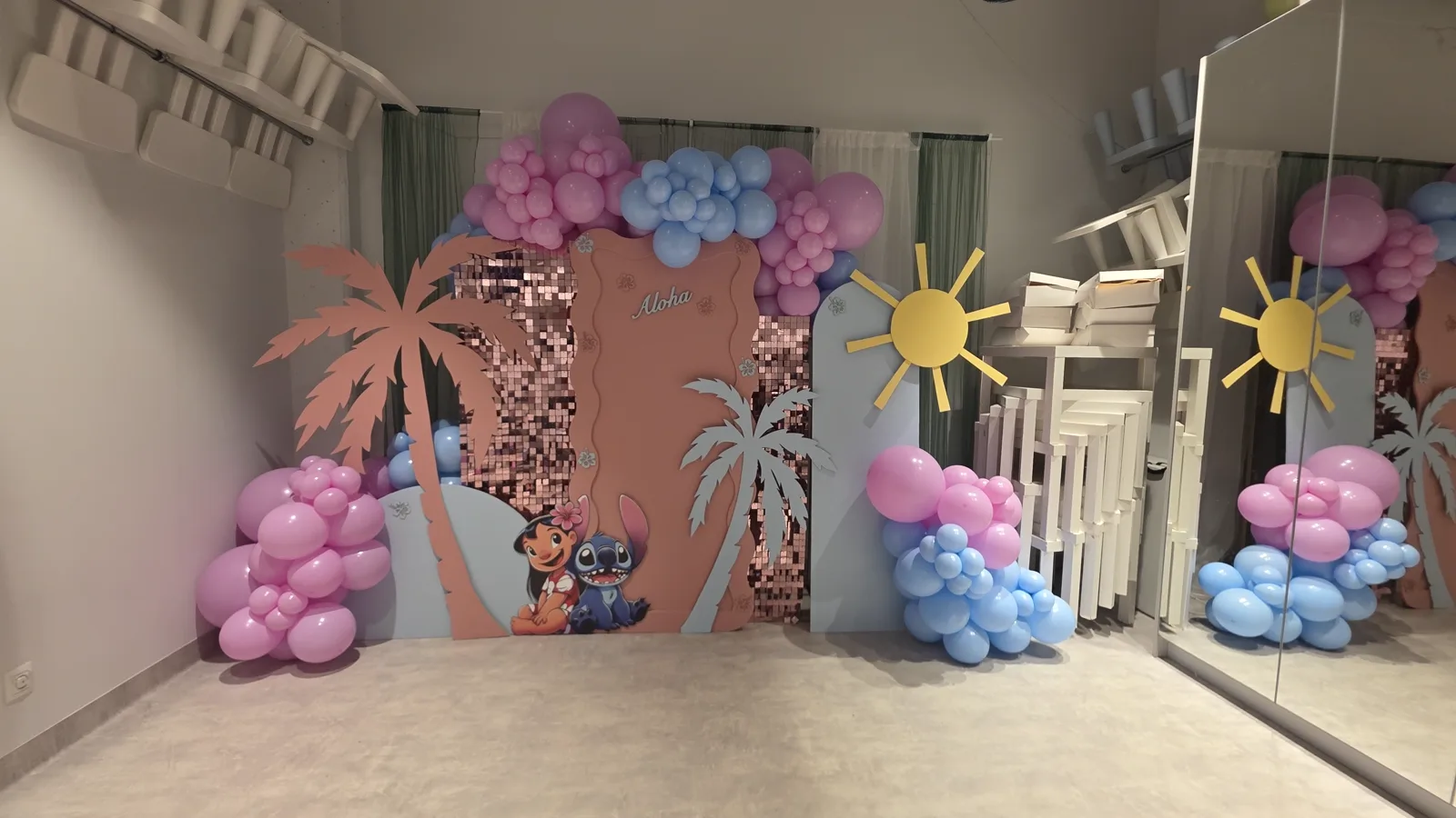 Hawajskie ścianki ze Stitchem, palmami i obracanym słońcem, panel shine i balony w różu i błękicie
