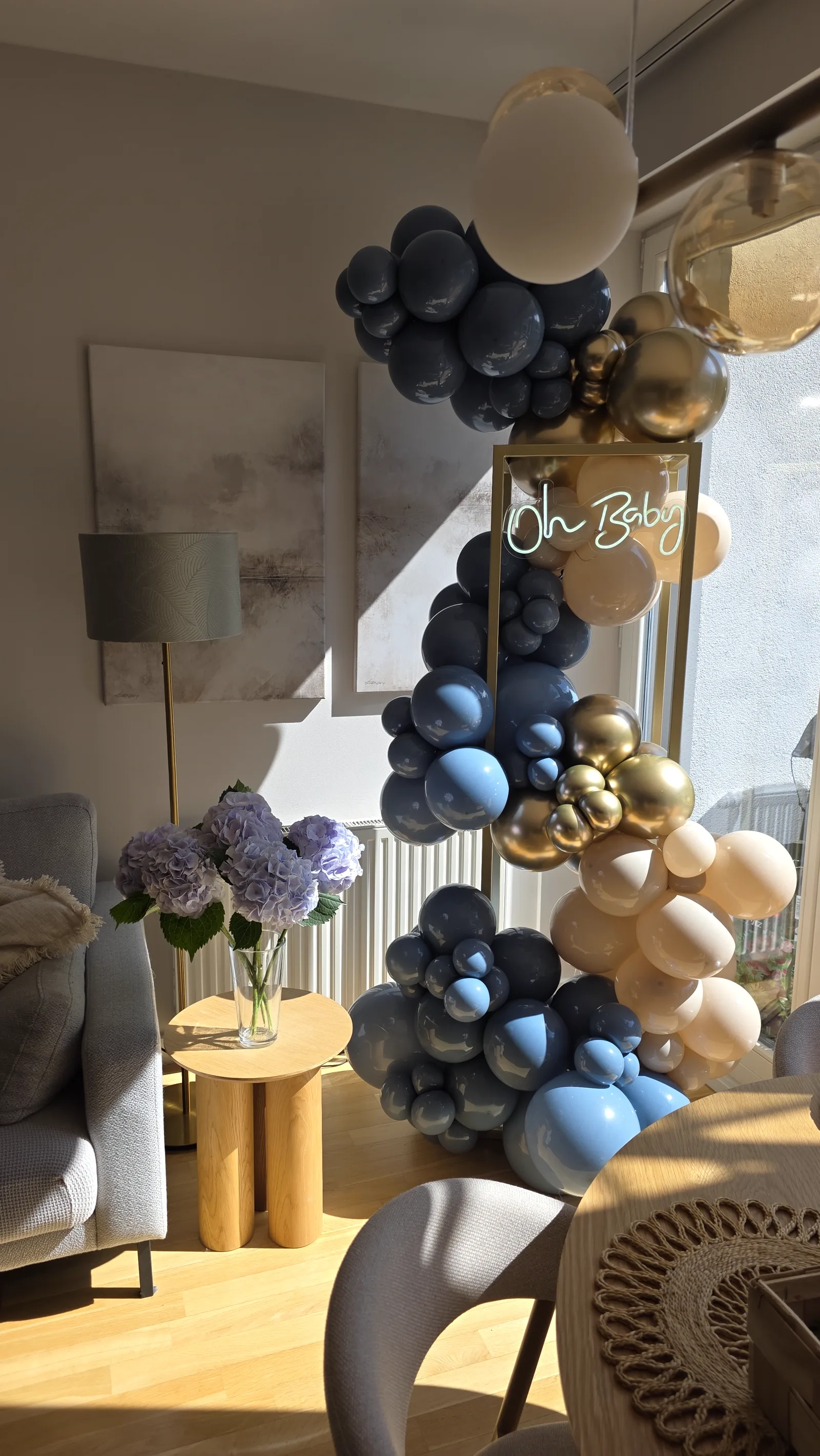 Stelaż na baby shower z neonem Oh Baby, balony granatowe ze złotem