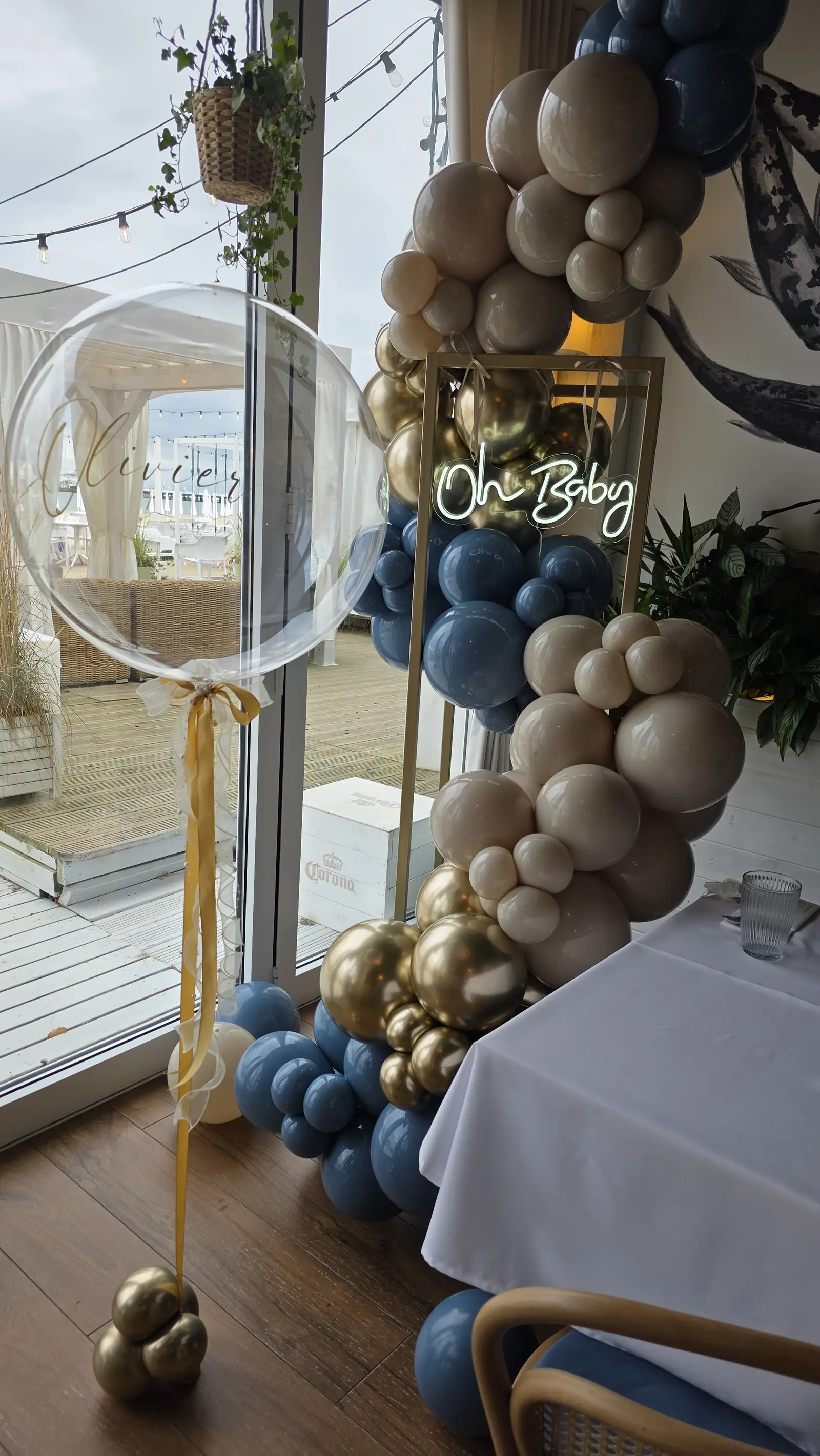 Stelaż z neonem Oh Baby i przezroczystym balonem z napisem, balony w beżu, błękicie i złocie