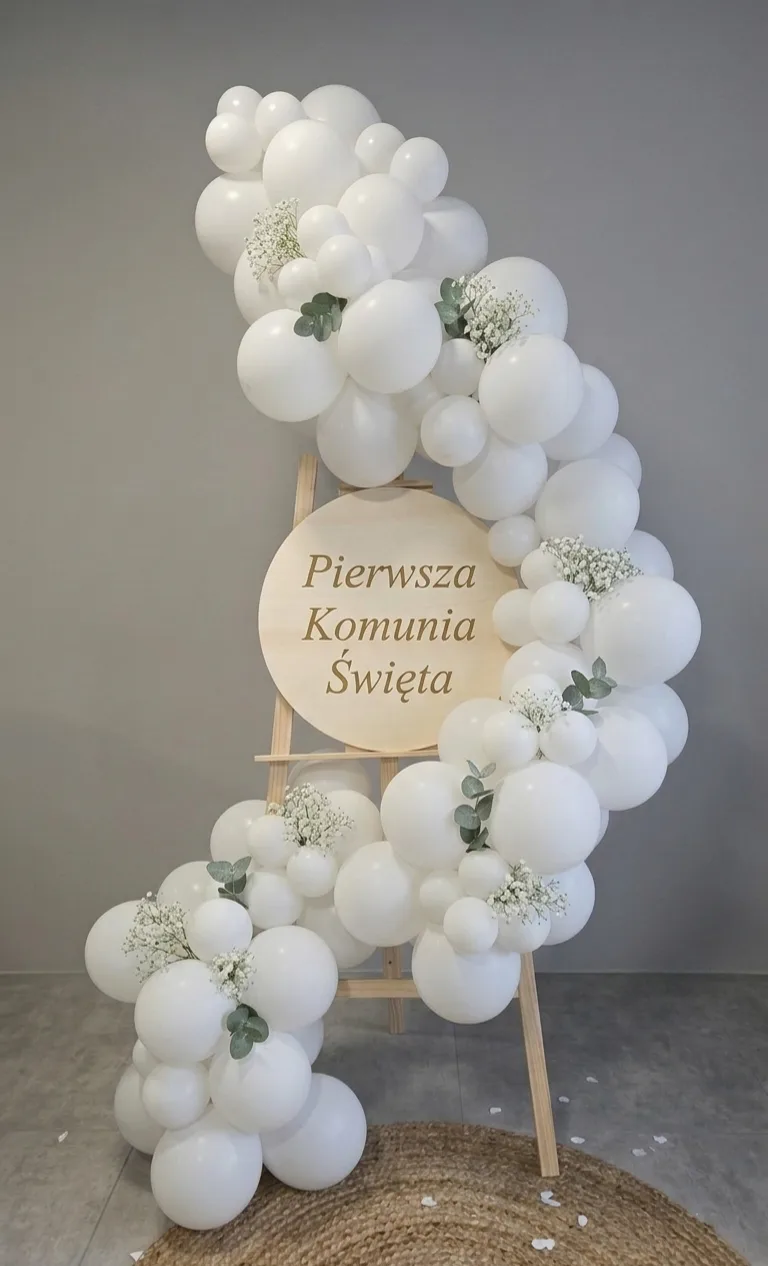 Sztaluga z białą girlandą balonową i tablicą Pierwsza Komunia Święta